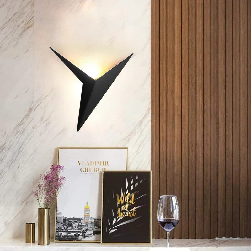 Lámpara de pared interior nórdica minimalista triangular de hierro para escaleras