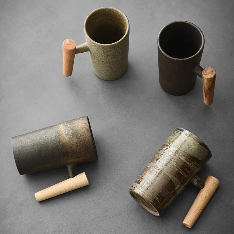 Taza de café nórdica de cerámica en tonos terrosos con asa de madera