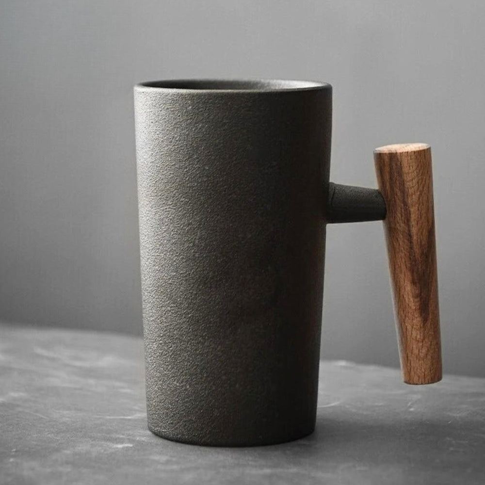 Taza de café nórdica de cerámica en tonos terrosos con asa de madera