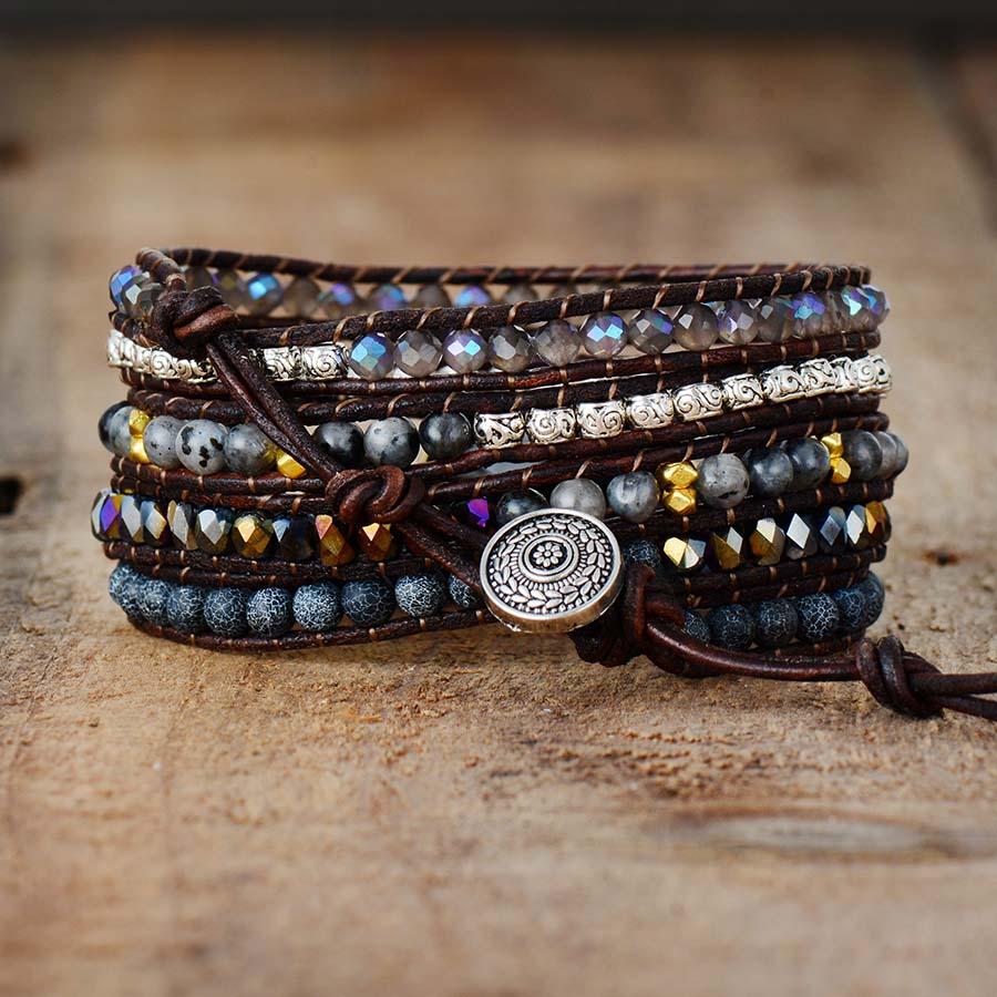 Pulsera envolvente artesanal ajustable de cuero con piedra de ónix y cuarzo