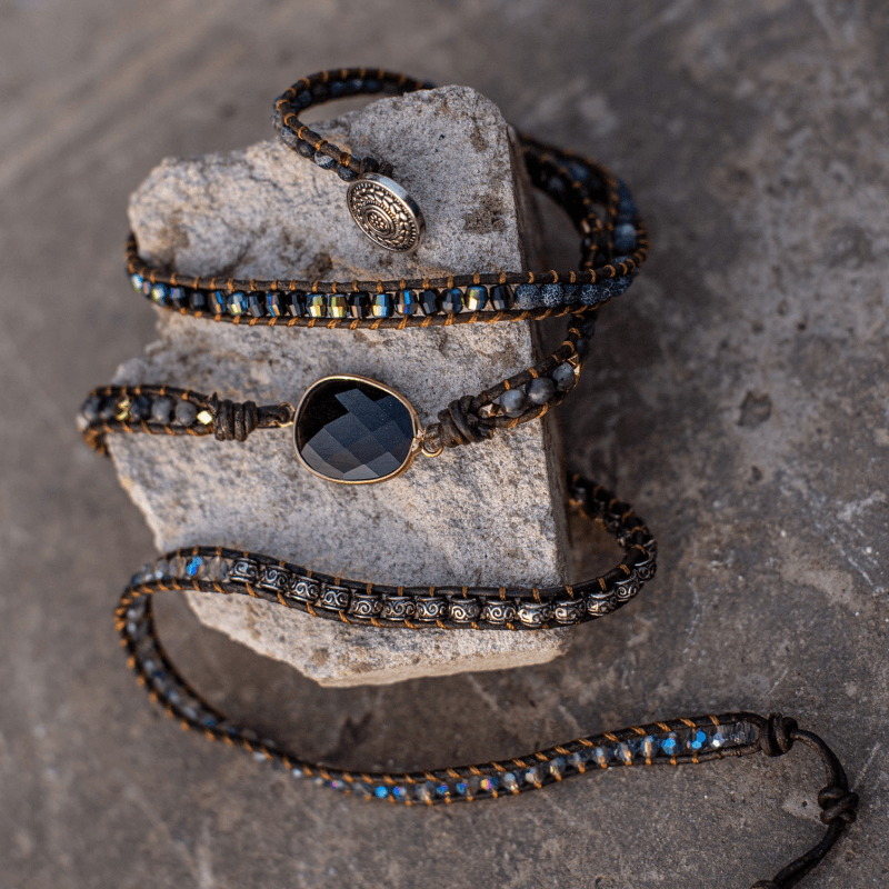 Pulsera envolvente artesanal ajustable de cuero con piedra de ónix y cuarzo
