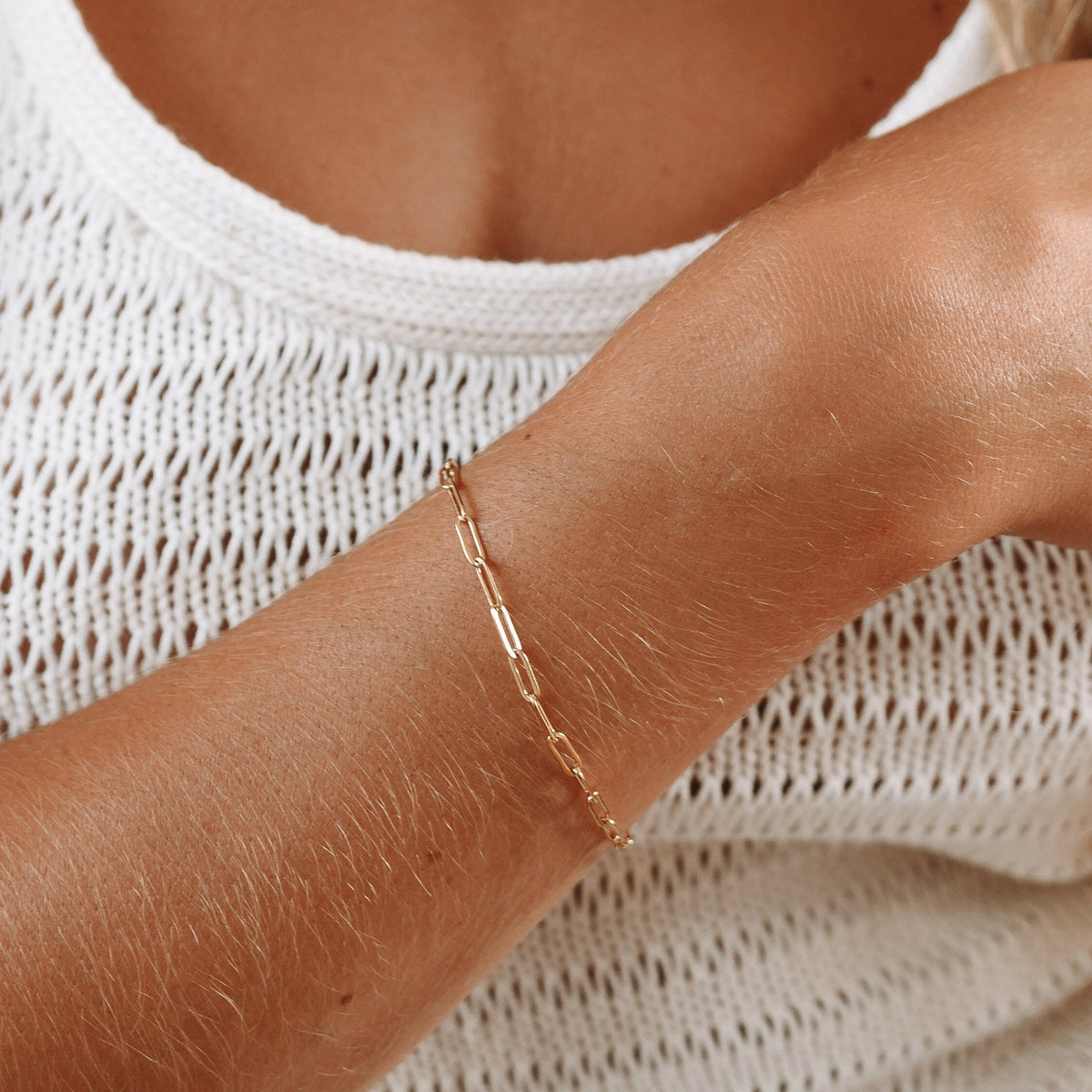 Pulsera minimalista de cadena con eslabones tipo clip, ajustable y chapada en oro