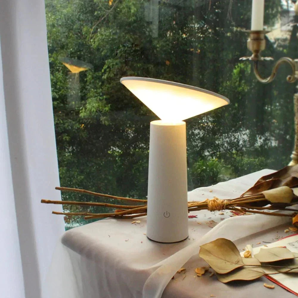 Lámpara de mesa escultural recargable, inalámbrica y regulable con silueta cónica