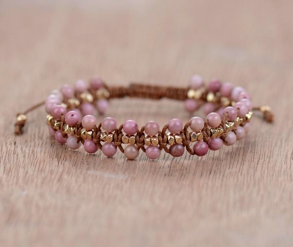 Pulsera ajustable de cuentas de rodonita hecha a mano con corazón del chakra