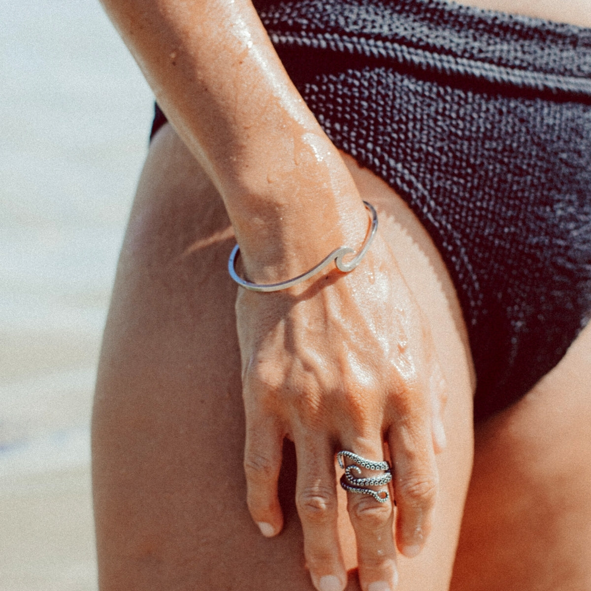 Pulsera ajustable para mujer de metal brillante con diseño de ondas fluidas