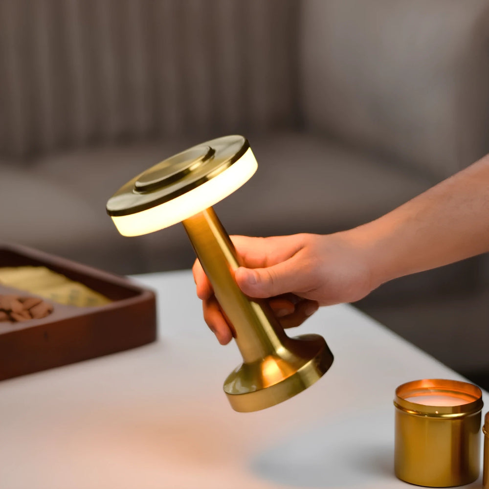 Elegante lámpara de mesa portátil de metal, regulable, recargable e inalámbrica