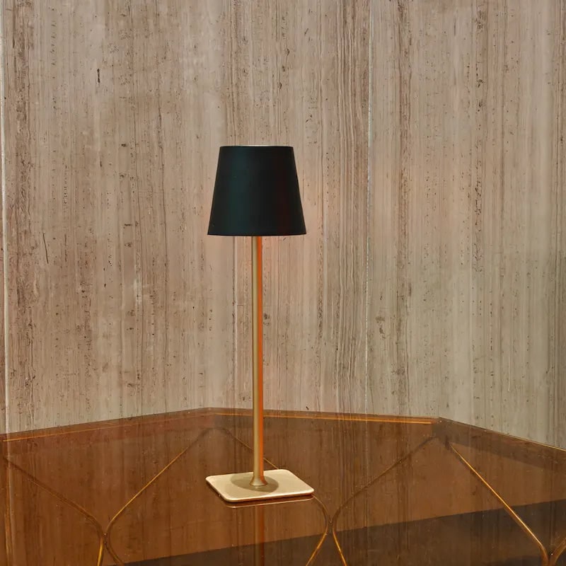 Lámpara de mesa metálica delgada y moderna, impermeable, inalámbrica, recargable, táctil y regulable