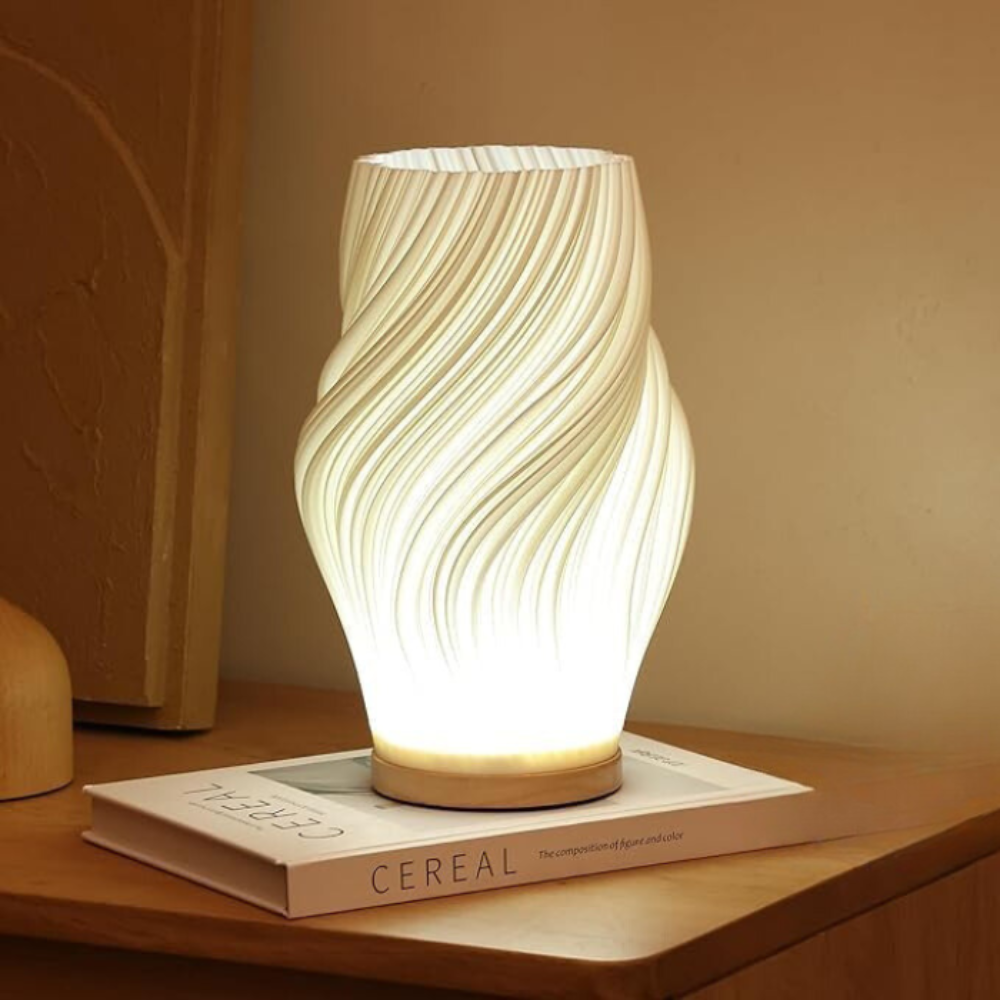 Lámpara de mesa regulable con pantalla esculpida en forma de onda y base de madera