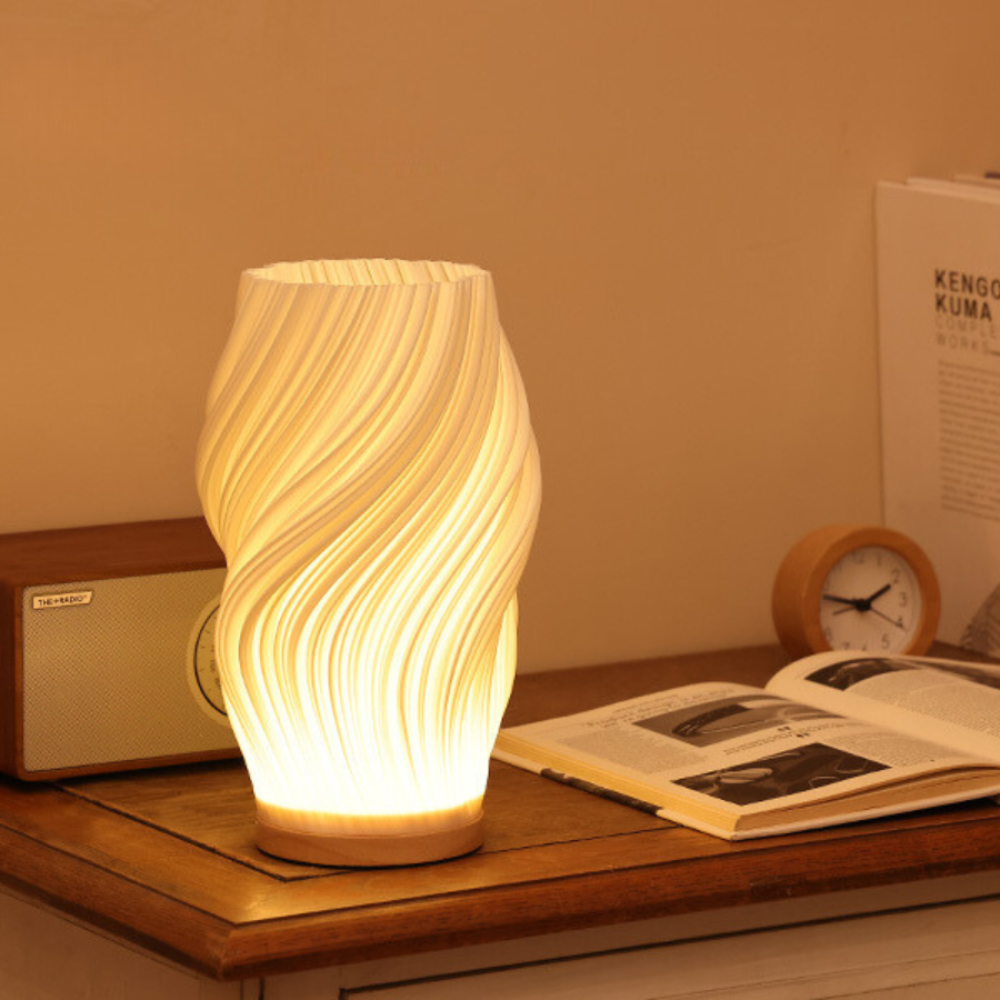 Lámpara de mesa regulable con pantalla esculpida en forma de onda y base de madera