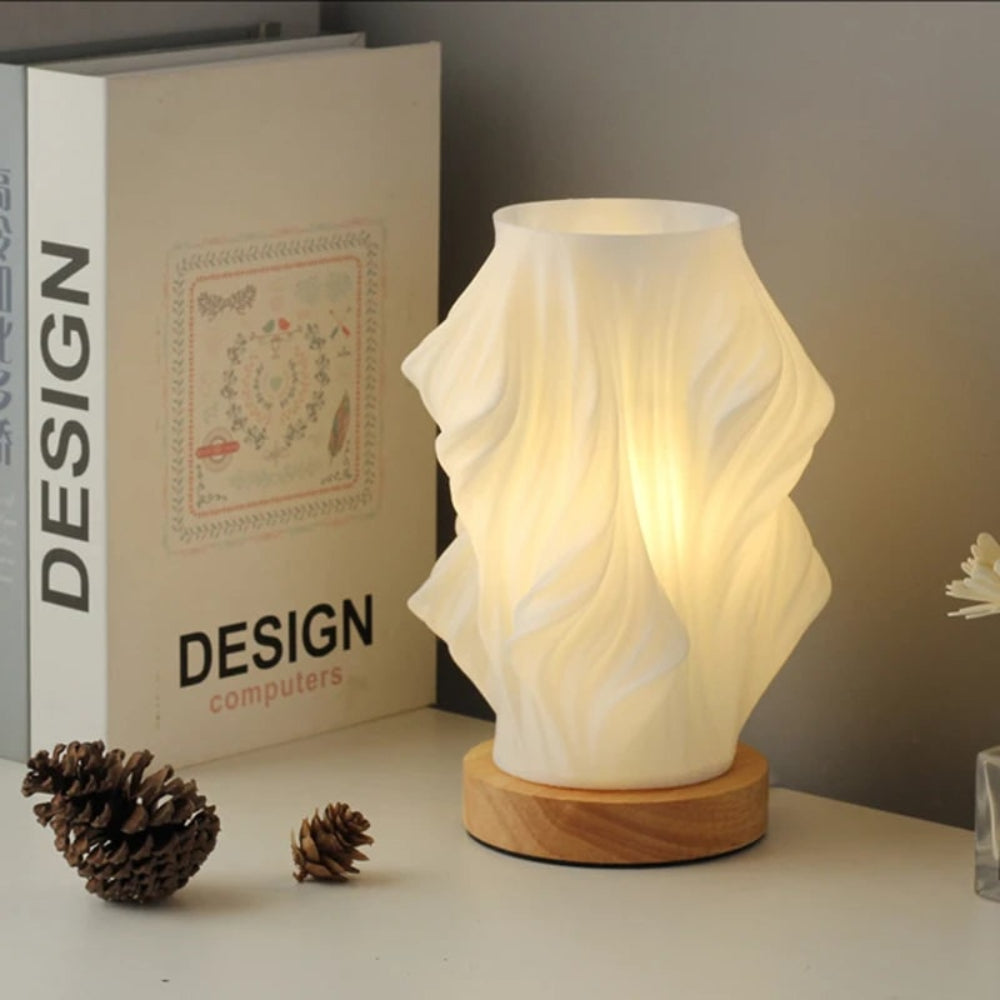 Lámpara de mesa regulable con pantalla esculpida en forma de onda y base de madera