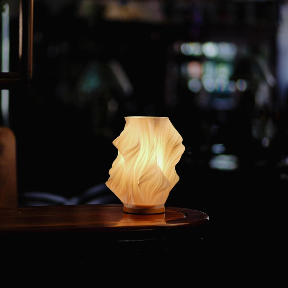 Lámpara de mesa regulable con pantalla esculpida en forma de onda y base de madera