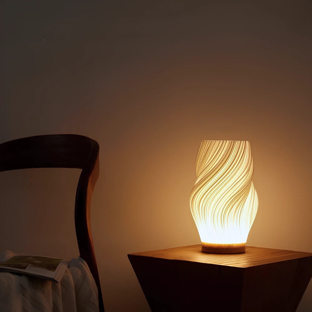 Lámpara de mesa regulable con pantalla esculpida en forma de onda y base de madera