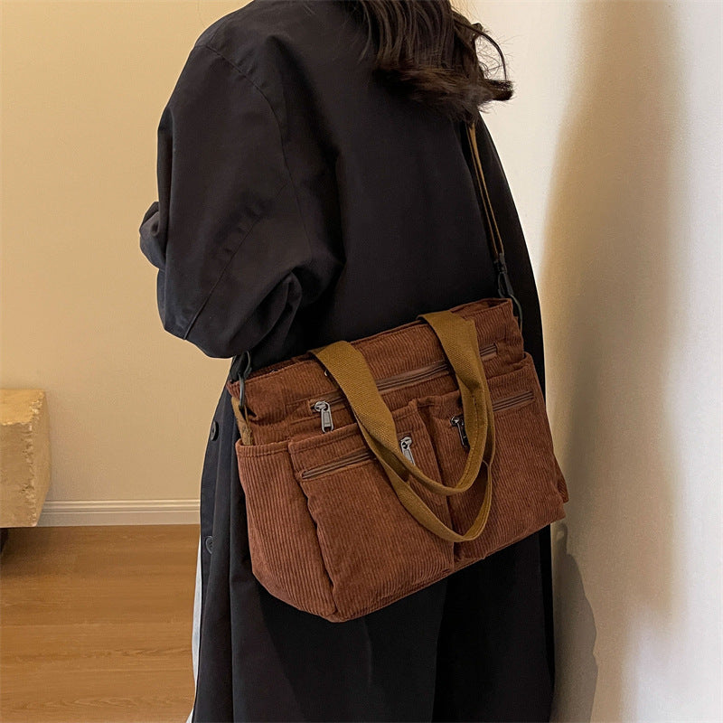 Bolso de hombro de pana texturizada, con interior espacioso y acabado refinado