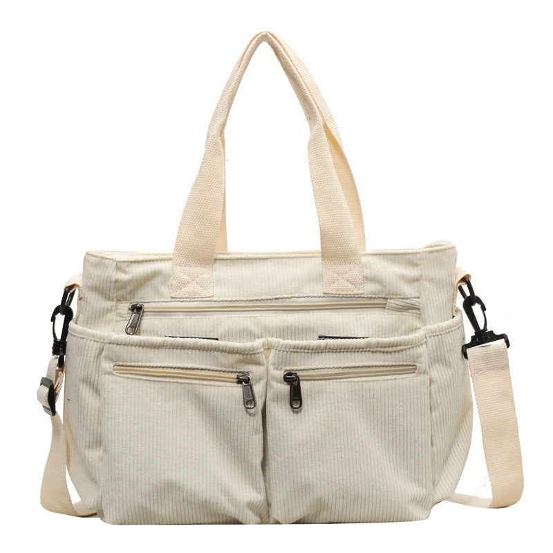 Bolso de hombro de pana texturizada, con interior espacioso y acabado refinado
