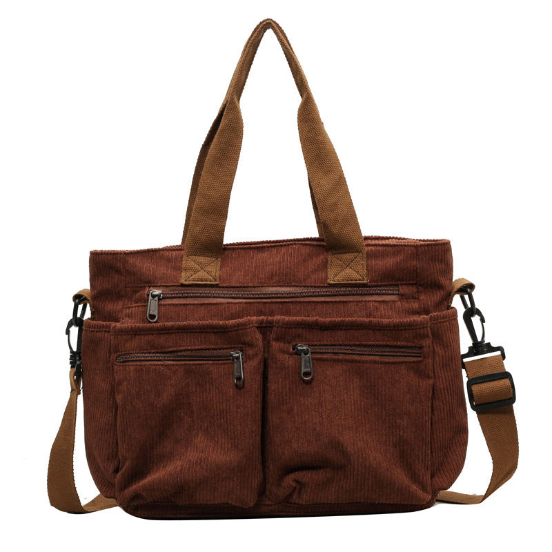 Bolso de hombro de pana texturizada, con interior espacioso y acabado refinado