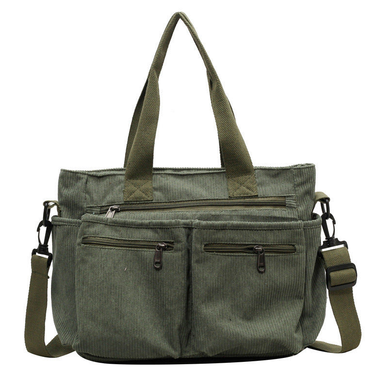 Bolso de hombro de pana texturizada, con interior espacioso y acabado refinado