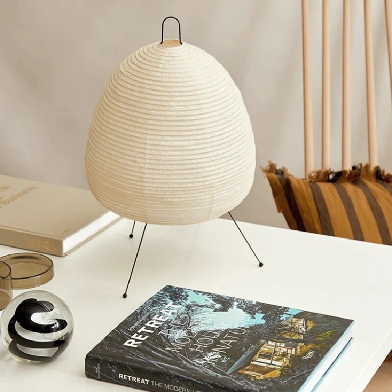 Lámpara de mesa minimalista zen japonesa con trípode de papel de arroz e iluminación ambiental
