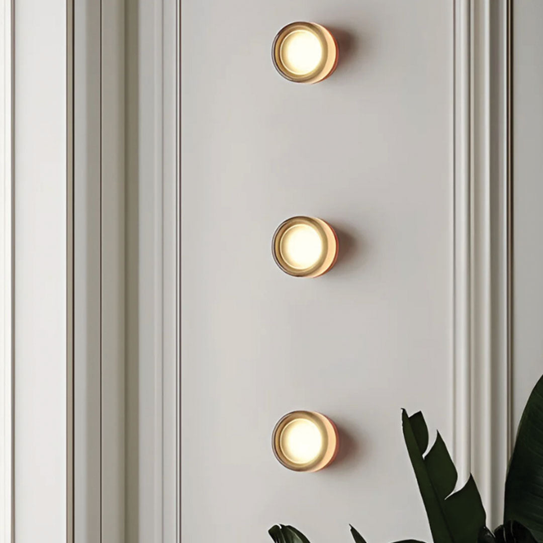 Lámpara de pared compacta de acrílico y aluminio con interruptor de botón