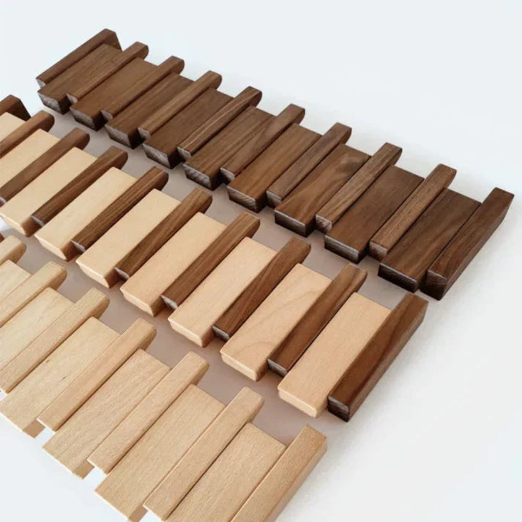 Perchero de pared moderno de madera inspirado en un piano