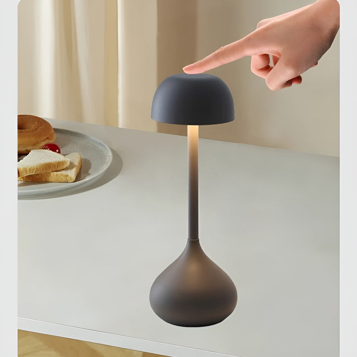 Lámpara de mesa escultórica de aluminio con cúpula en forma de champiñón, recargable y regulable