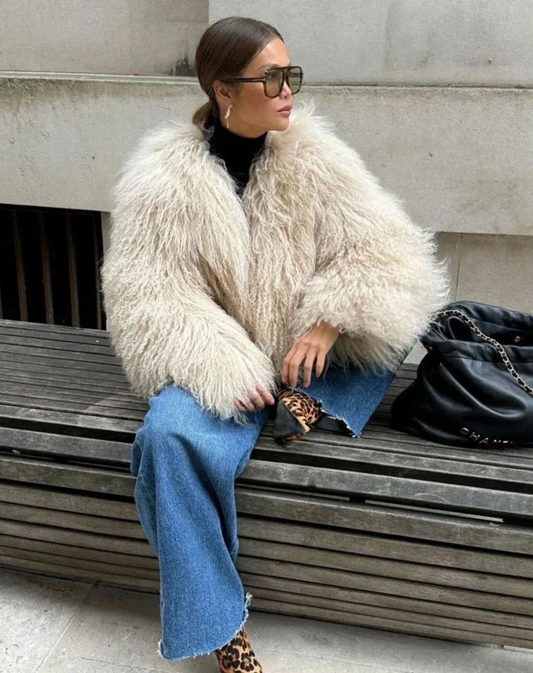 Abrigo largo de piel sintética suave color beige para mujer con manga larga