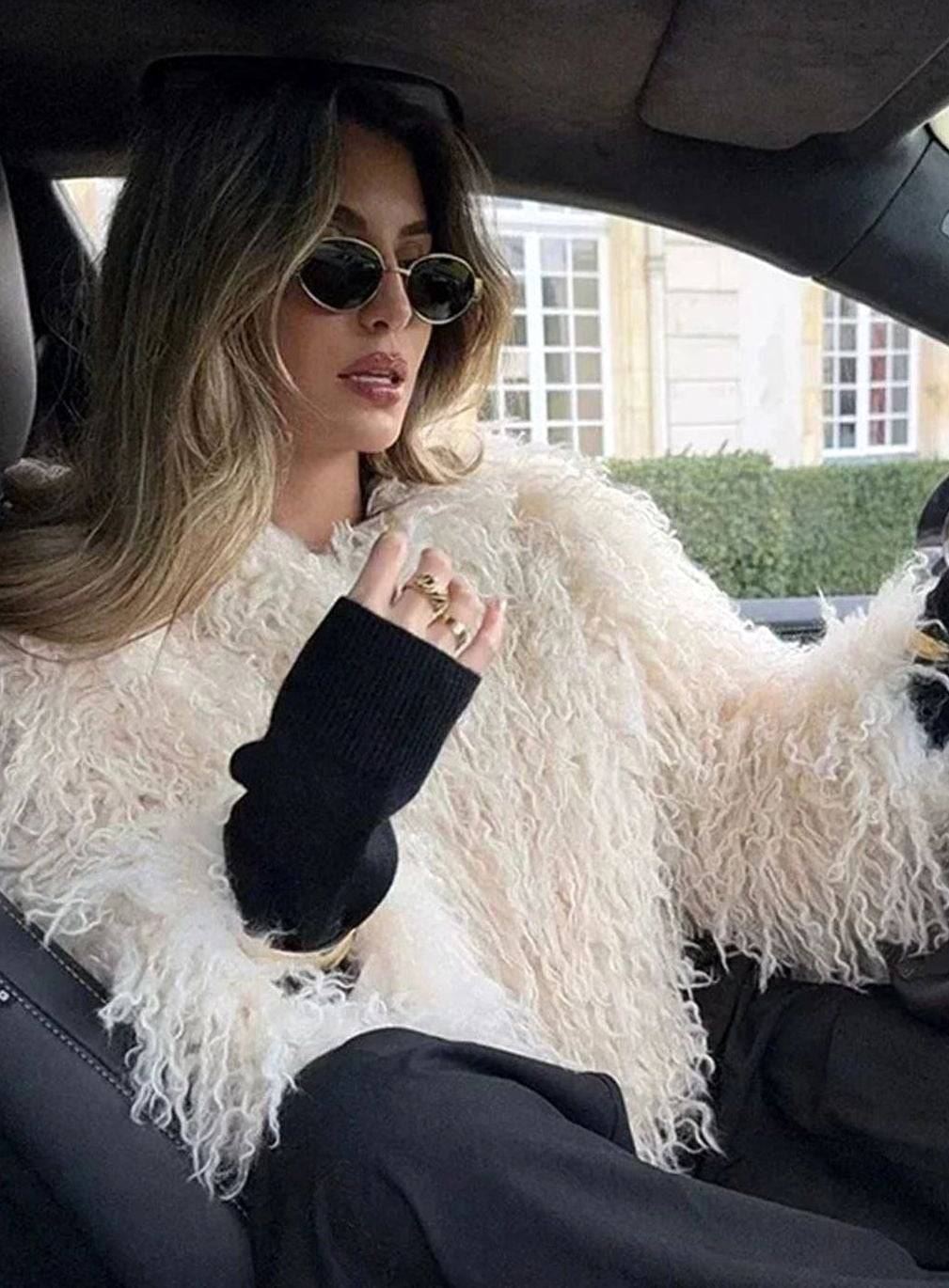 Abrigo largo de piel sintética suave color beige para mujer con manga larga