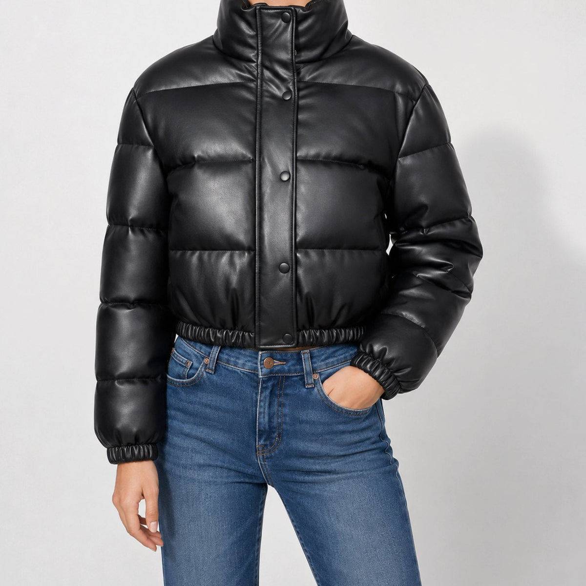 Chaqueta corta acolchada de piel sintética para mujer con cuello chimenea