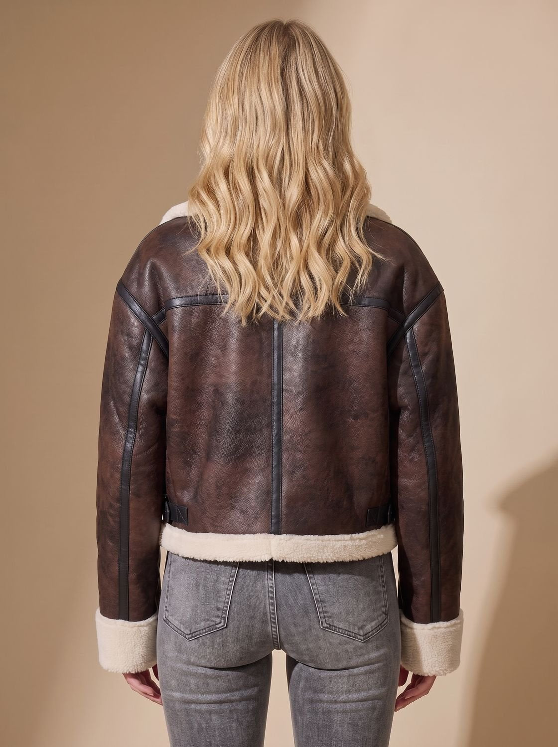 Emily | Chaqueta corta estilo aviador de cuero sintético con ribete de borreguito para mujer
