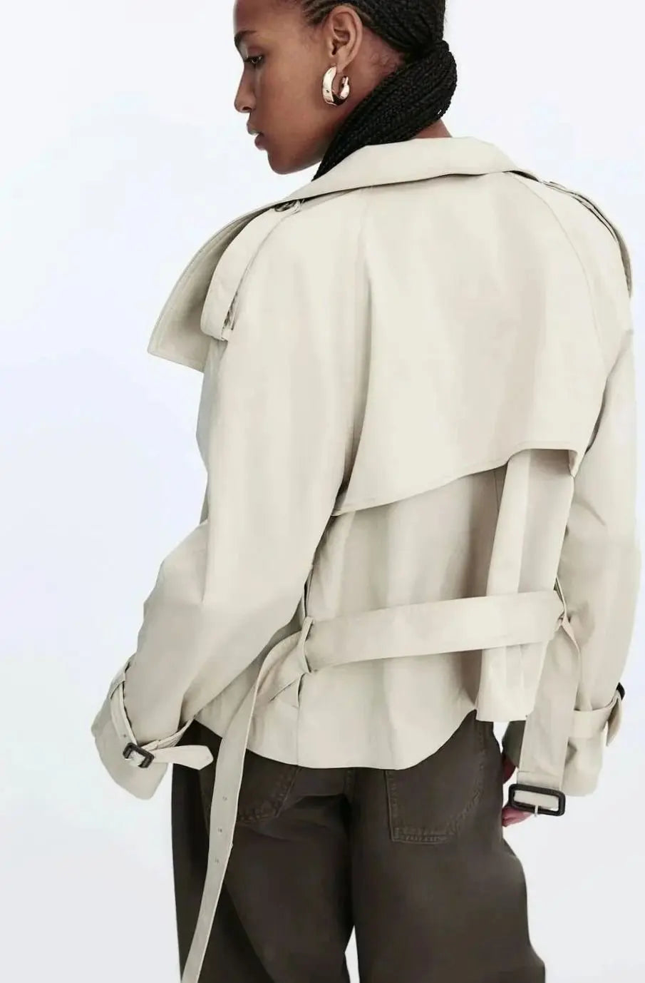 Chaqueta corta tipo gabardina para mujer con cuello alto y cinturón