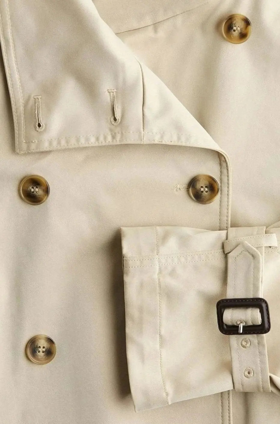 Chaqueta corta tipo gabardina para mujer con cuello alto y cinturón