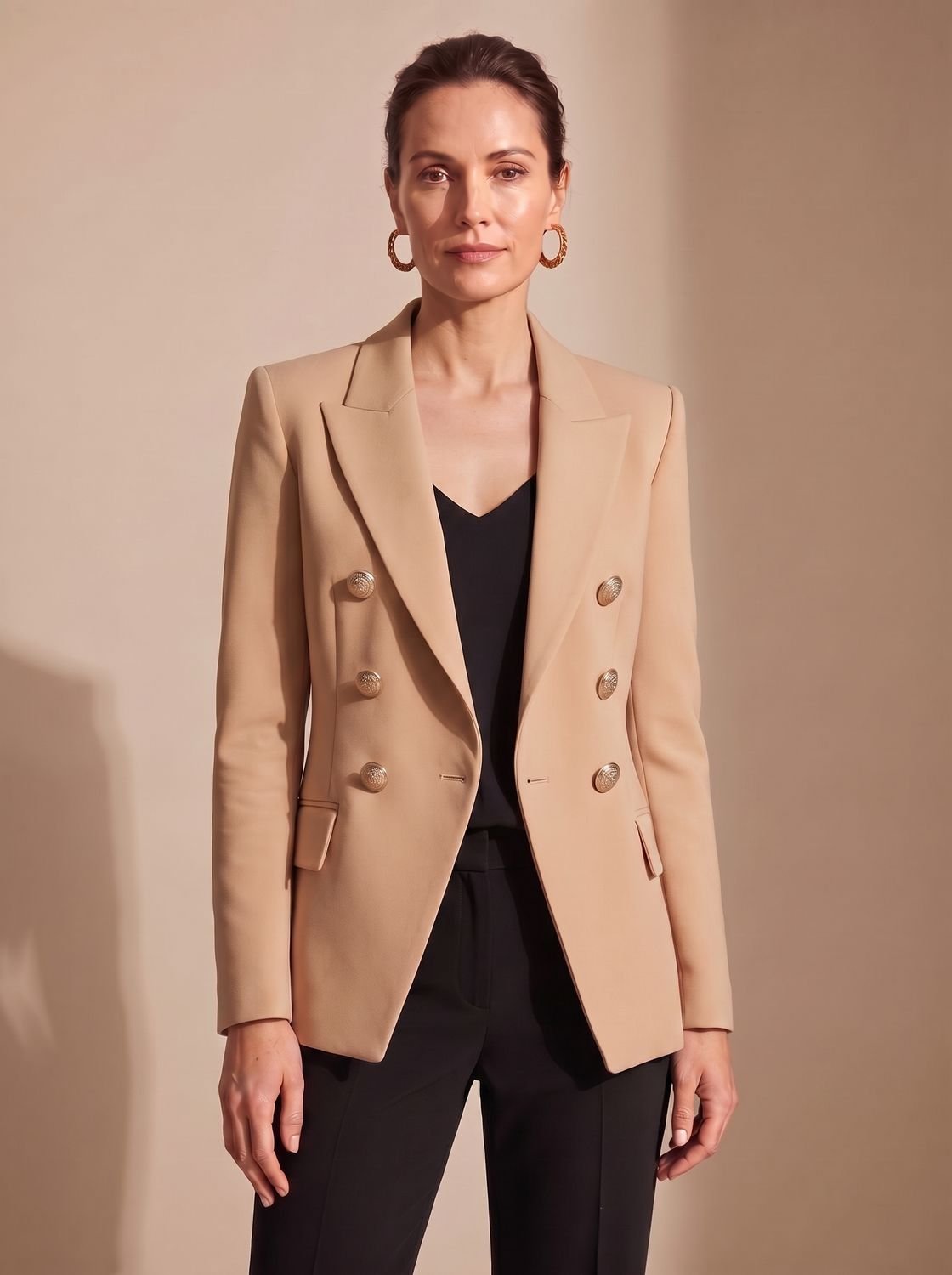 Blazer entallado de mujer con doble botonadura y botones dorados