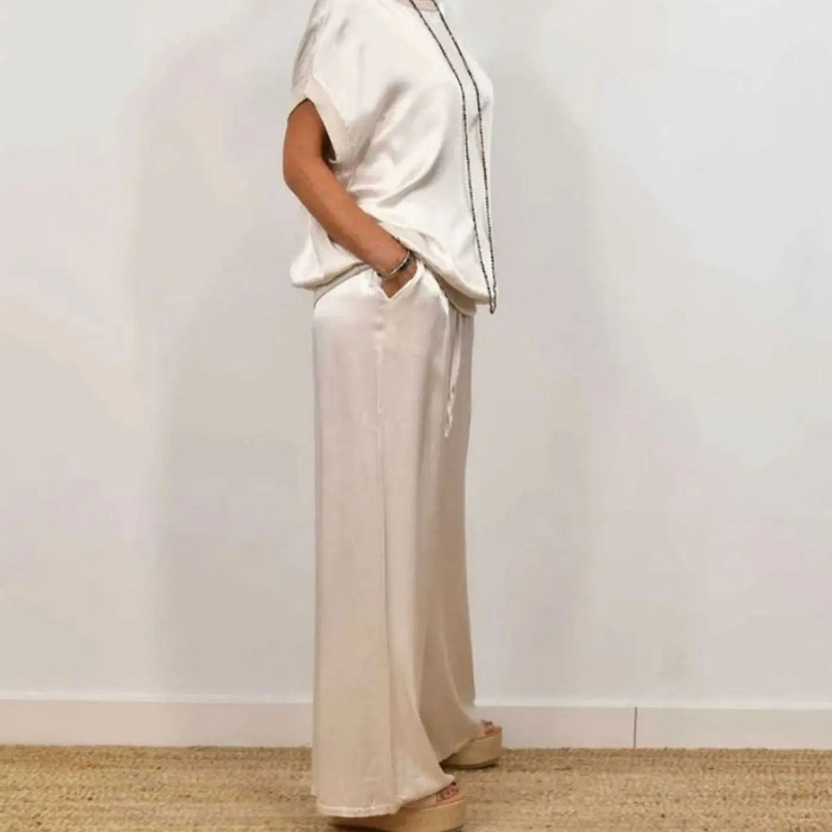 Conjunto elegante de dos piezas para mujer con pantalón de pierna ancha y top de manga corta