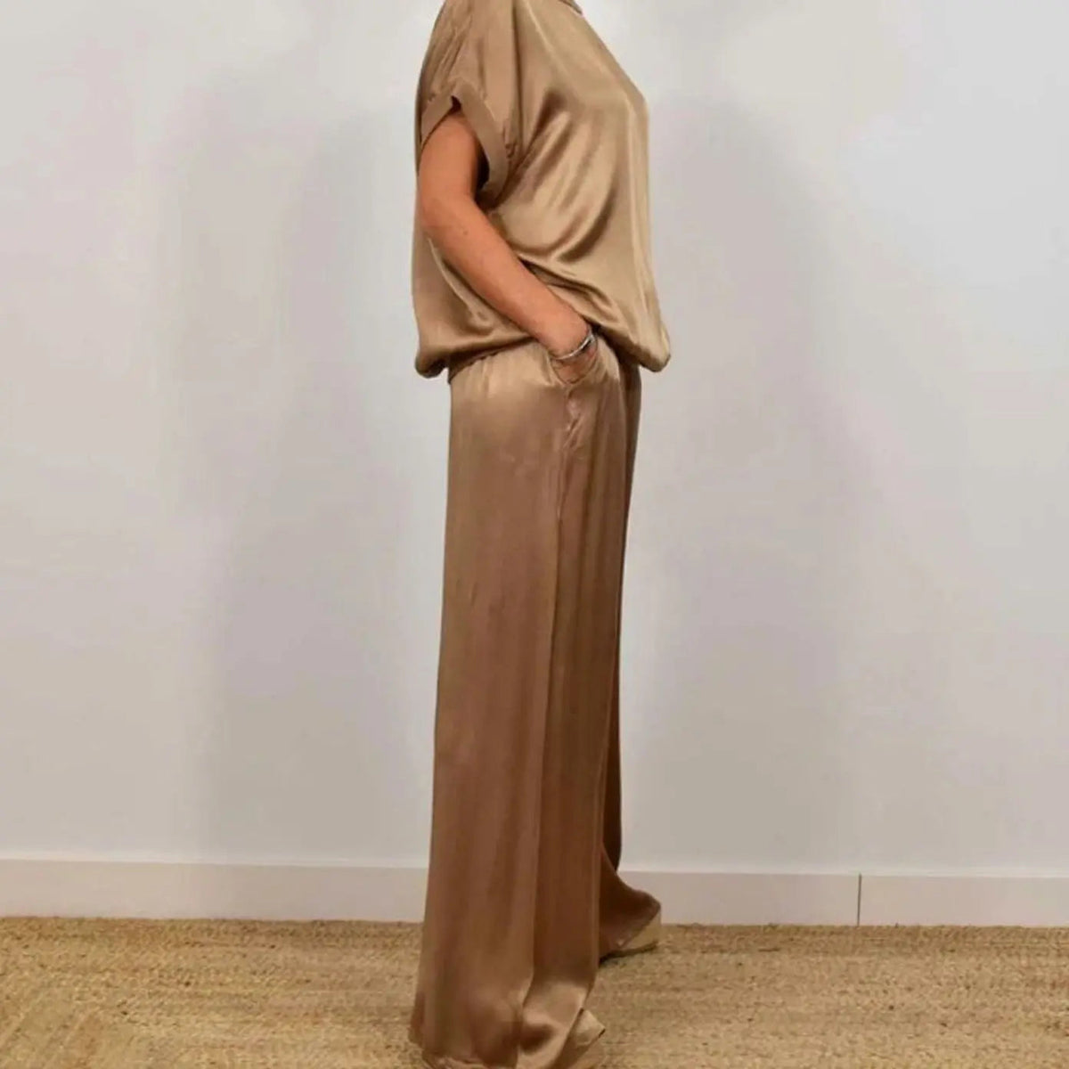 Conjunto elegante de dos piezas para mujer con pantalón de pierna ancha y top de manga corta