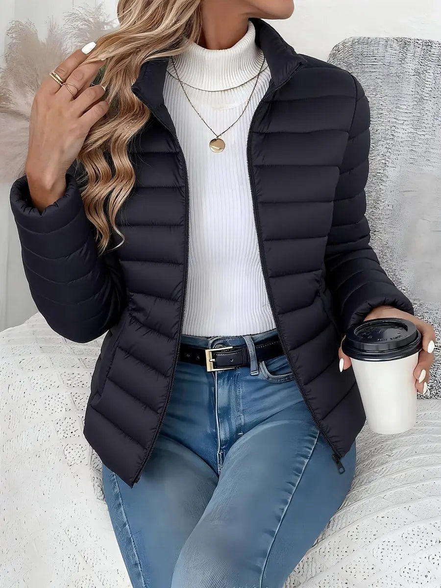 Abrigo ligero acolchado con cuello alto y cremallera para mujer