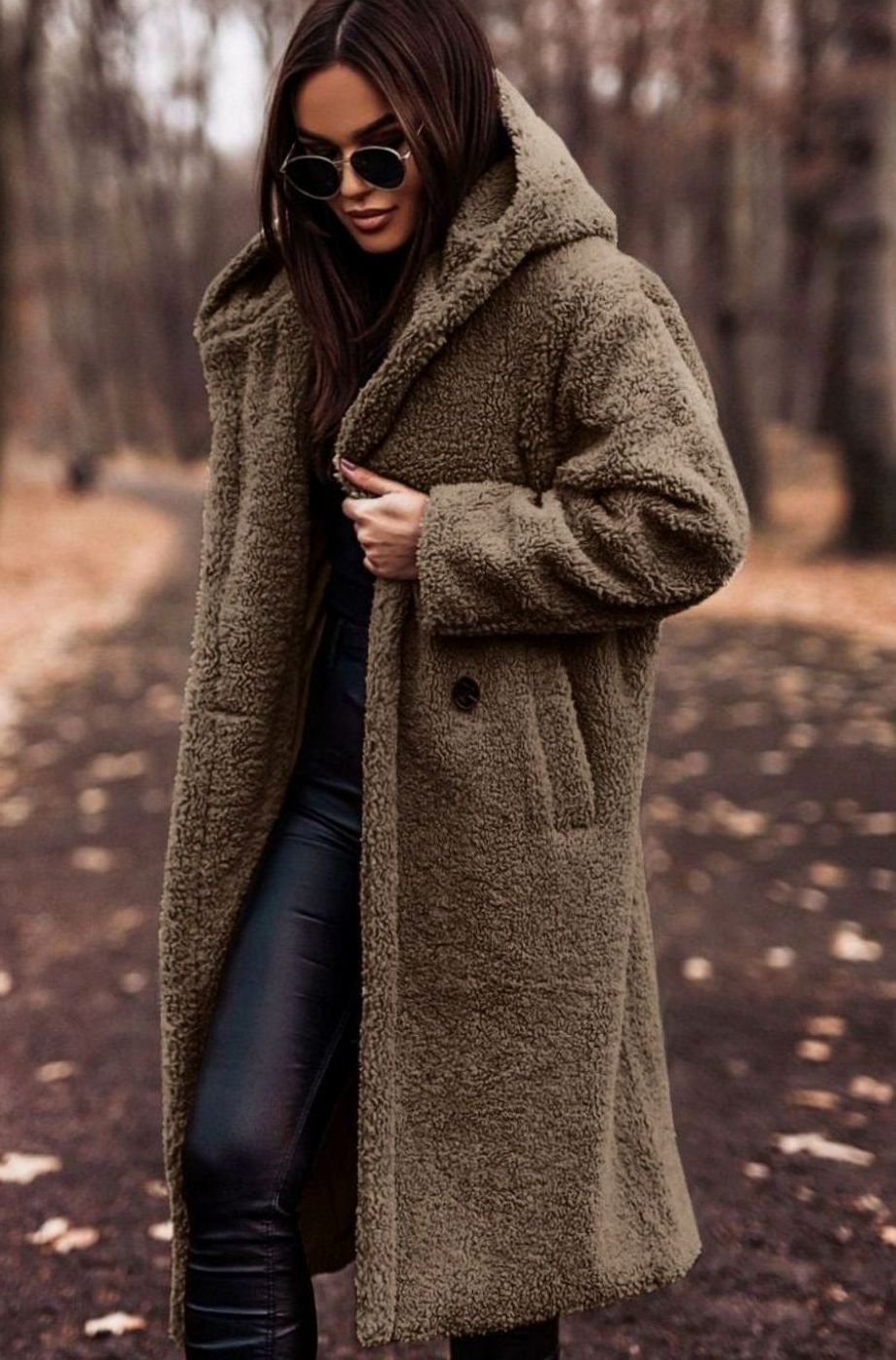 Abrigo largo tipo teddy con capucha, corte relajado y forro polar para mujer