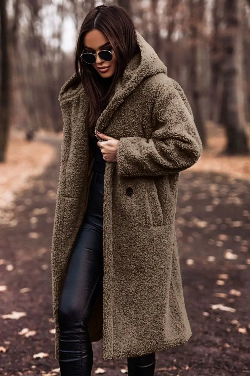 Abrigo largo de forro polar tipo teddy con corte relajado y acolchado para mujer