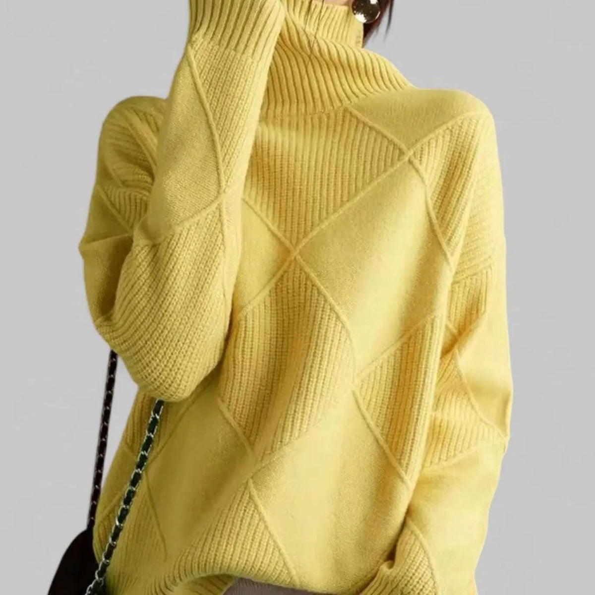 Suéter extragrande de punto de rombos con cuello alto para mujer