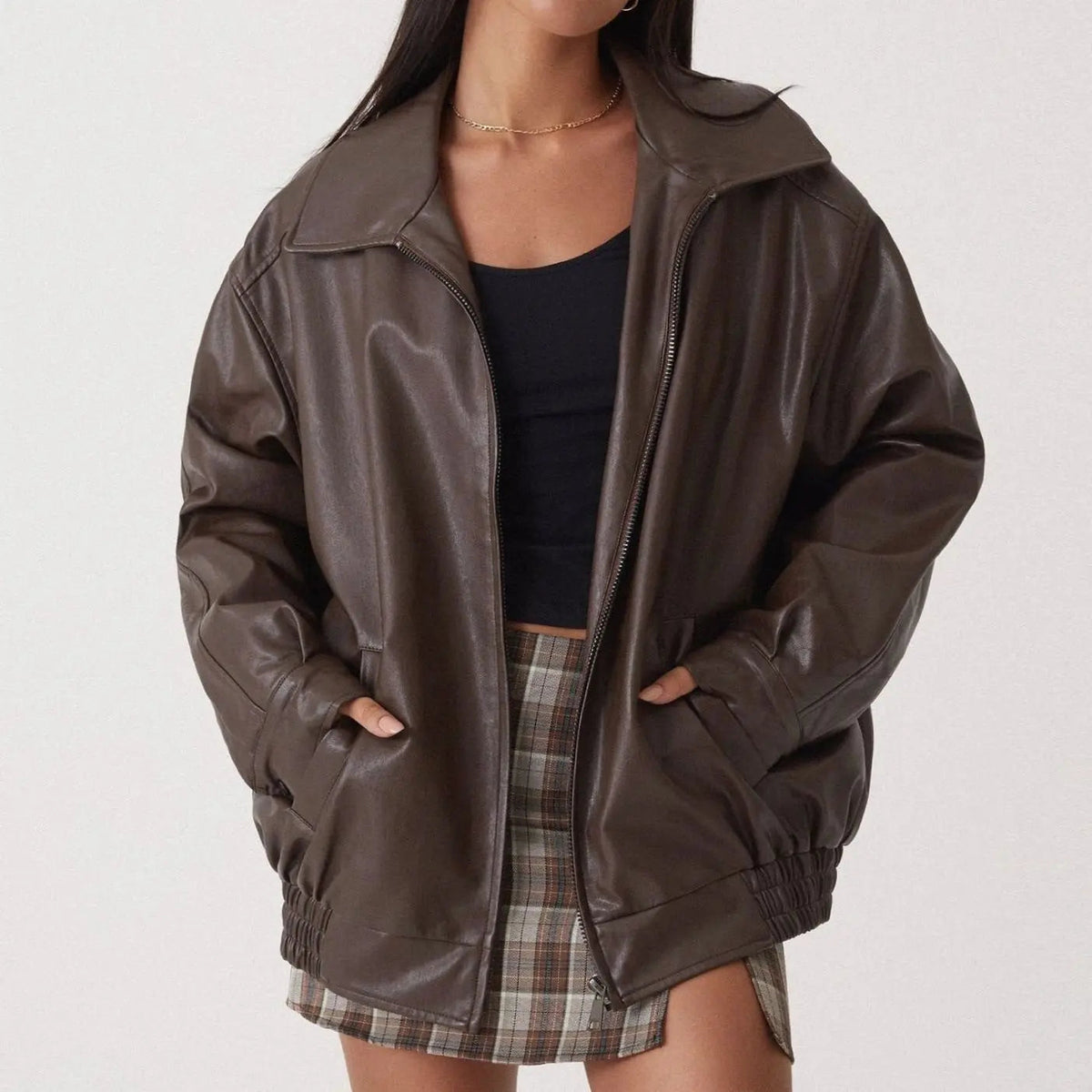 Chaqueta moderna extragrande de cuero sintético con cremallera para mujer