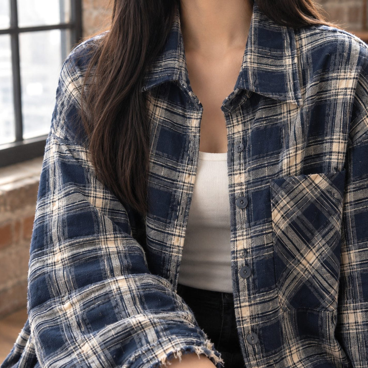 Camisa extragrande de franela de cuadros para mujer, bordes sin rematar y botones delanteros