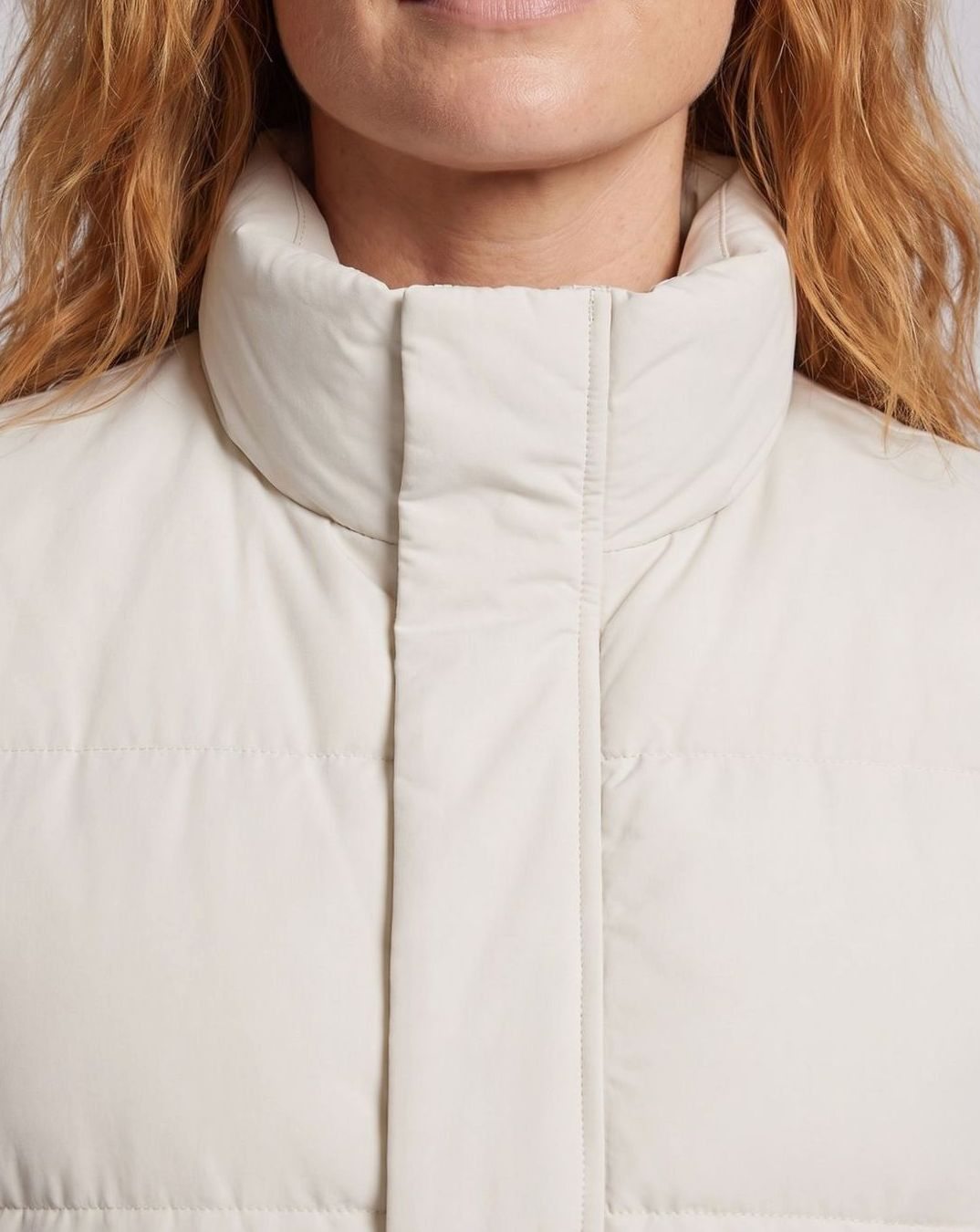 Chaleco acolchado sin mangas con cuello embudo, bolsillos con solapa, color crudo, para mujer