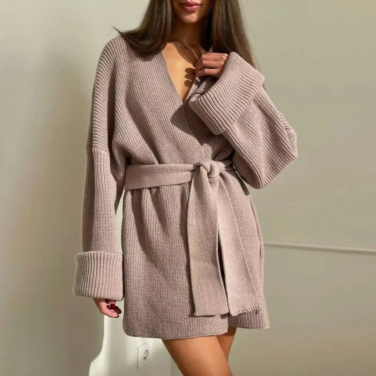 Jersey de punto acanalado para mujer con cárdigan envolvente, cinturón y cuello de pico