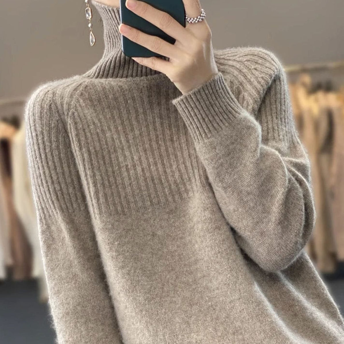 Jersey holgado de mezcla de cachemira y punto acanalado con cuello vuelto para mujer