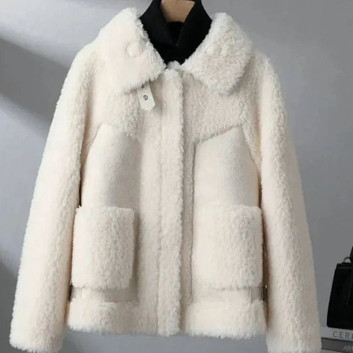 Abrigo de invierno de mujer con forro de borreguito, cuello estructurado y bolsillo de parche