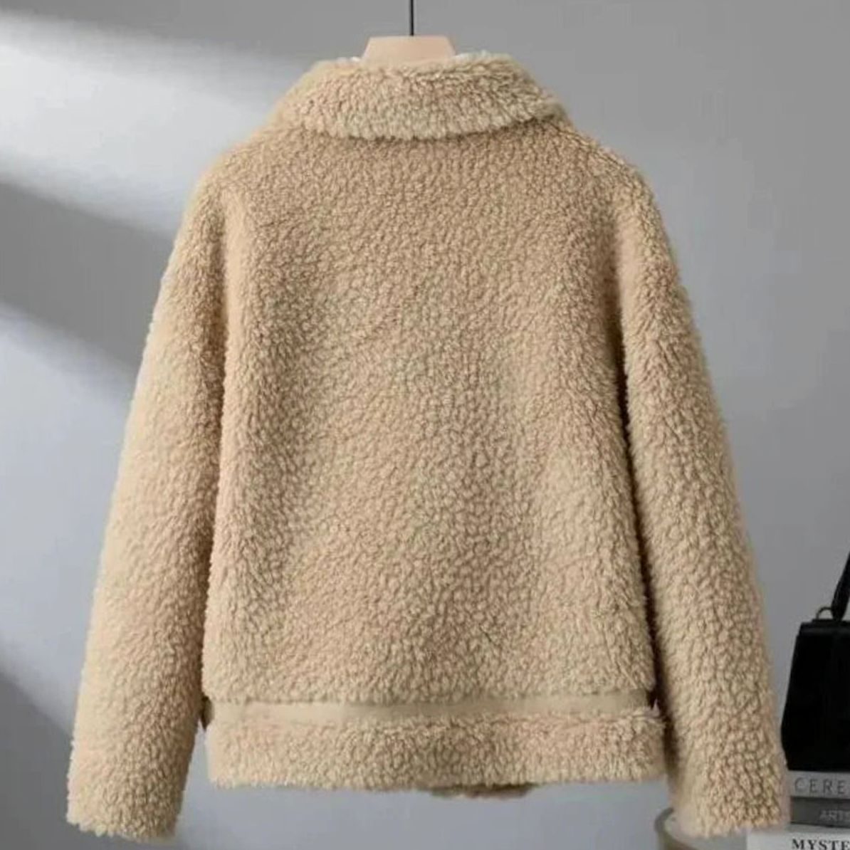 Abrigo de invierno de mujer con forro de borreguito, cuello estructurado y bolsillo de parche