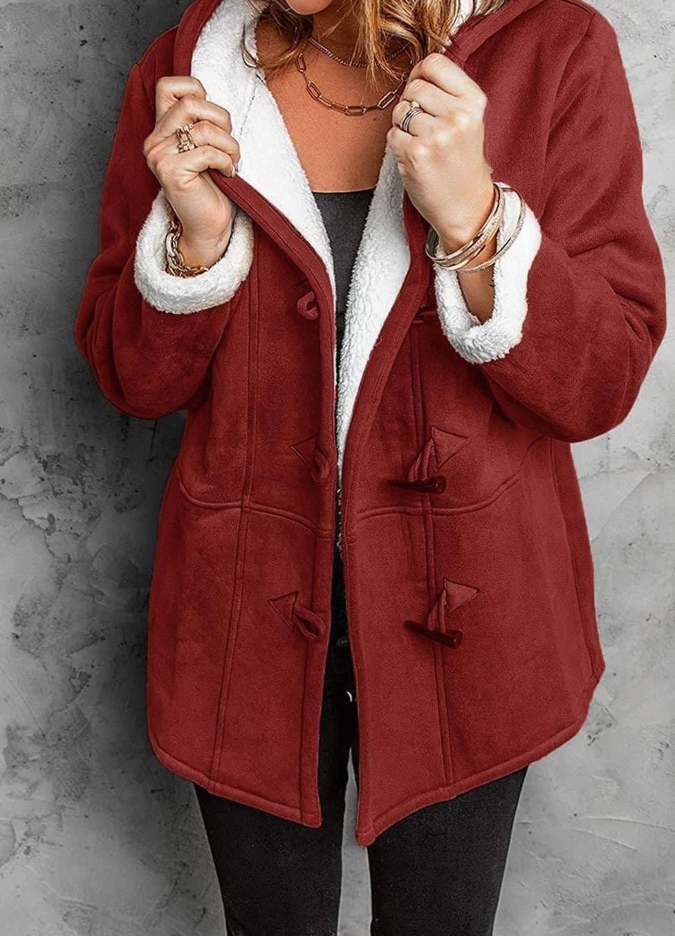 Abrigo tipo duffle de mujer con capucha y forro de sherpa, con botones de trenca