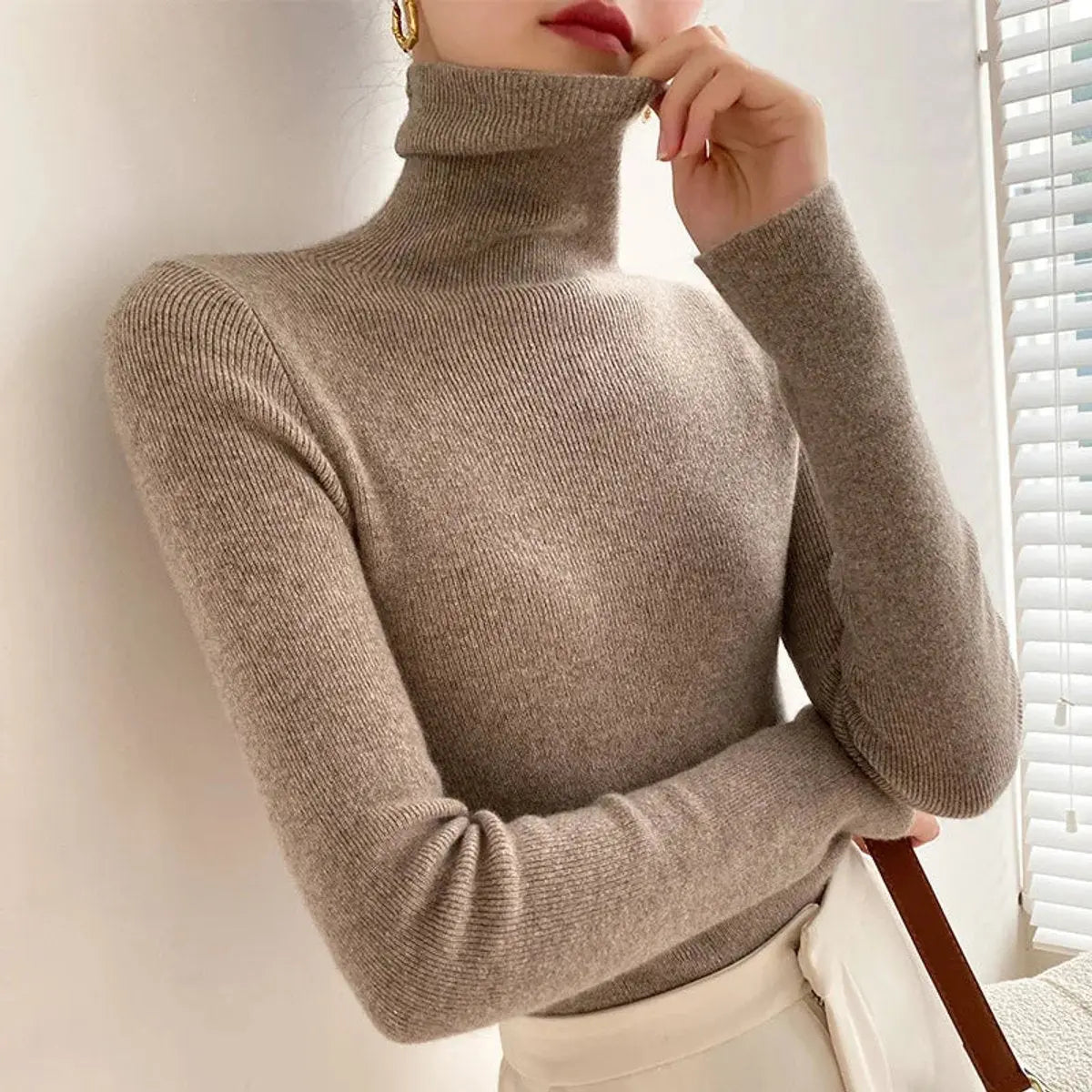 Jersey de cachemira de corte entallado y cuello alto para mujer