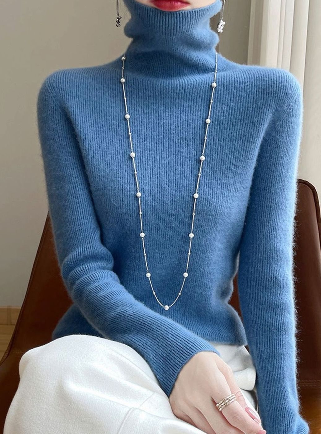 Jersey de punto de cuello alto acanalado y corte entallado para mujer