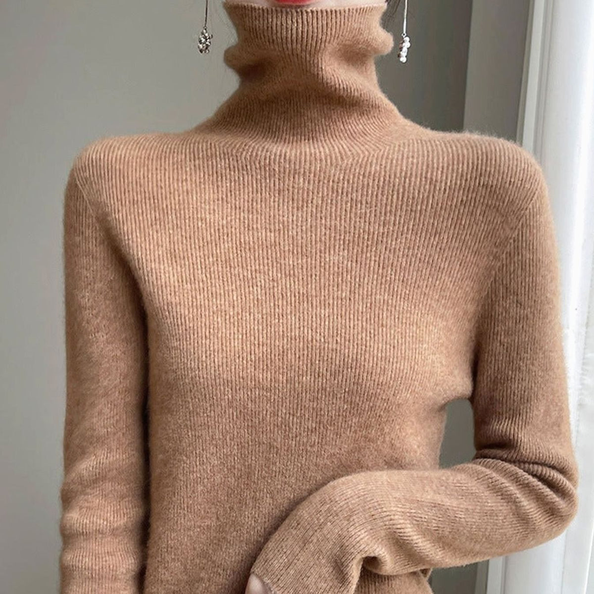 Jersey de punto de cuello alto acanalado y corte entallado para mujer