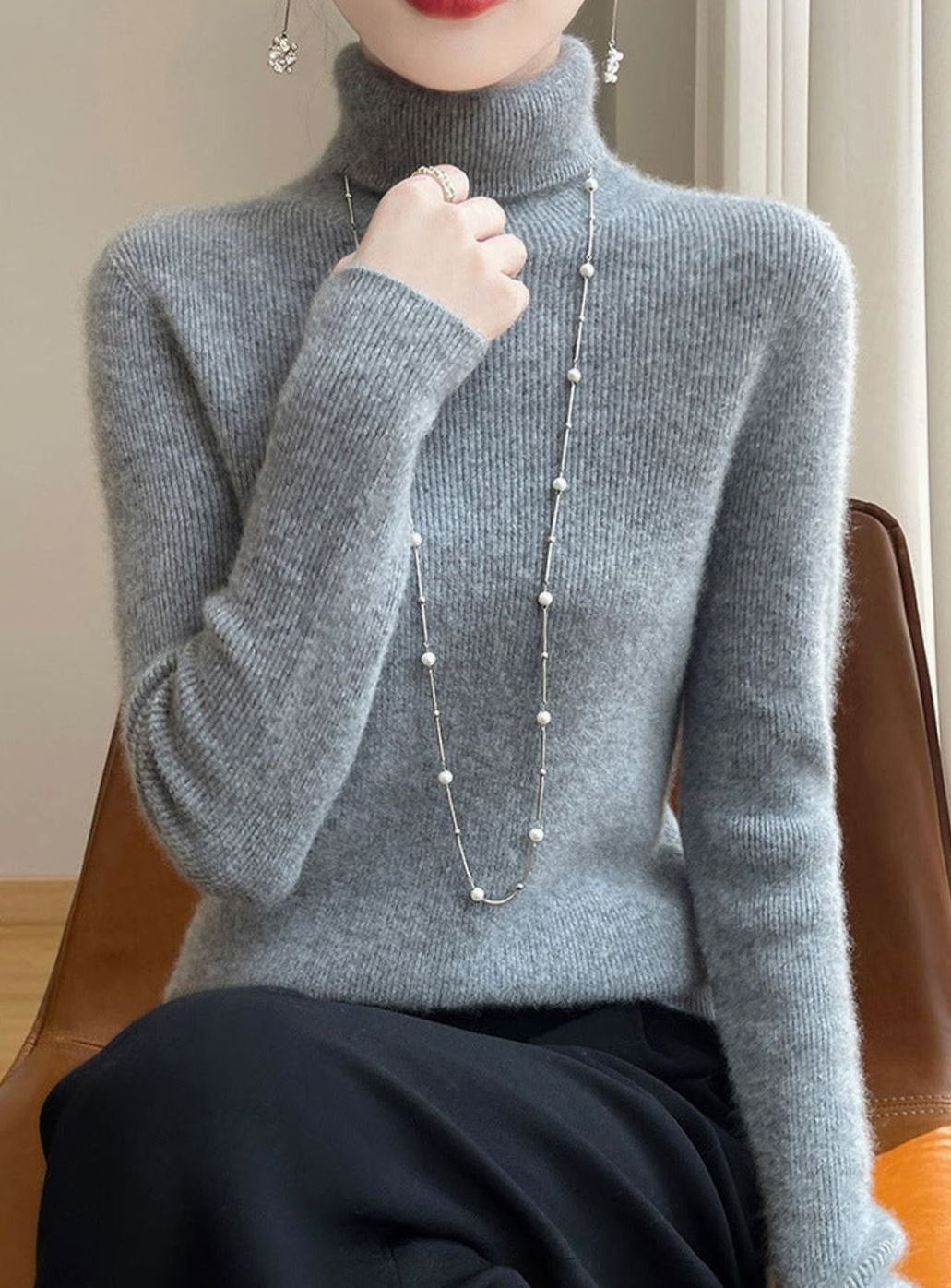 Jersey de punto de cuello alto acanalado y corte entallado para mujer