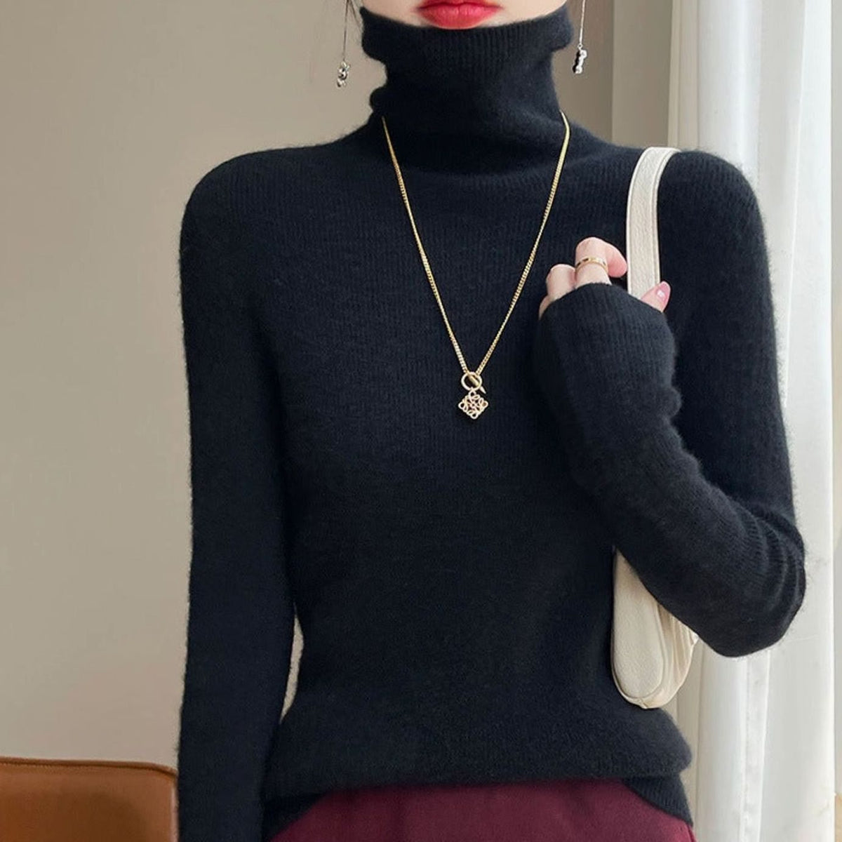 Jersey de punto de cuello alto acanalado y corte entallado para mujer